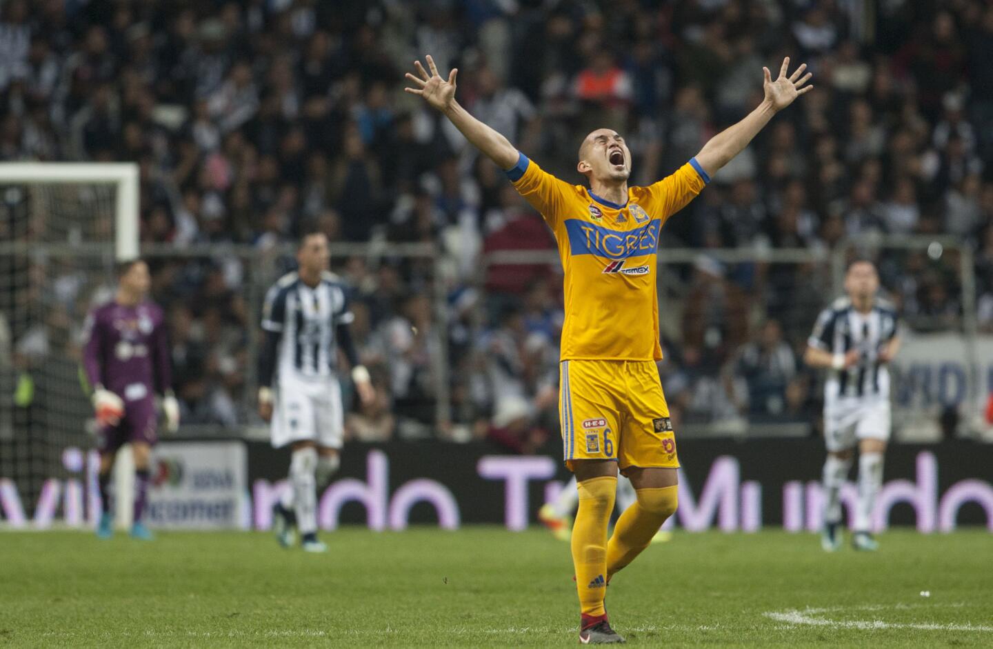 Jorge Torres Nilo, de Tigres, festeja un gol de su compañero, el chileno Eduardo Vargas, durante la final del fútbol mexicano ante Monterrey, el domingo 10 de diciembre de 2017 (AP Foto/Christian Palma)