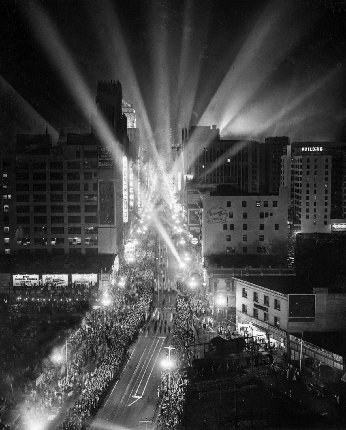 Hoover Dam lights up Los Angeles party