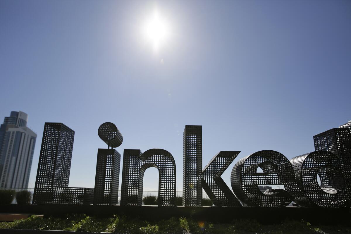 ARCHIVO - Una escultura luce en una terraza de las oficinas de LinkedIn,