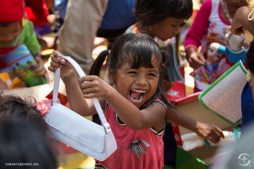 Navidad Adelantada Operativo Tiene La Mision De Repartir Miles De Juguetes A Ninos Pobres Hoy Los Angeles