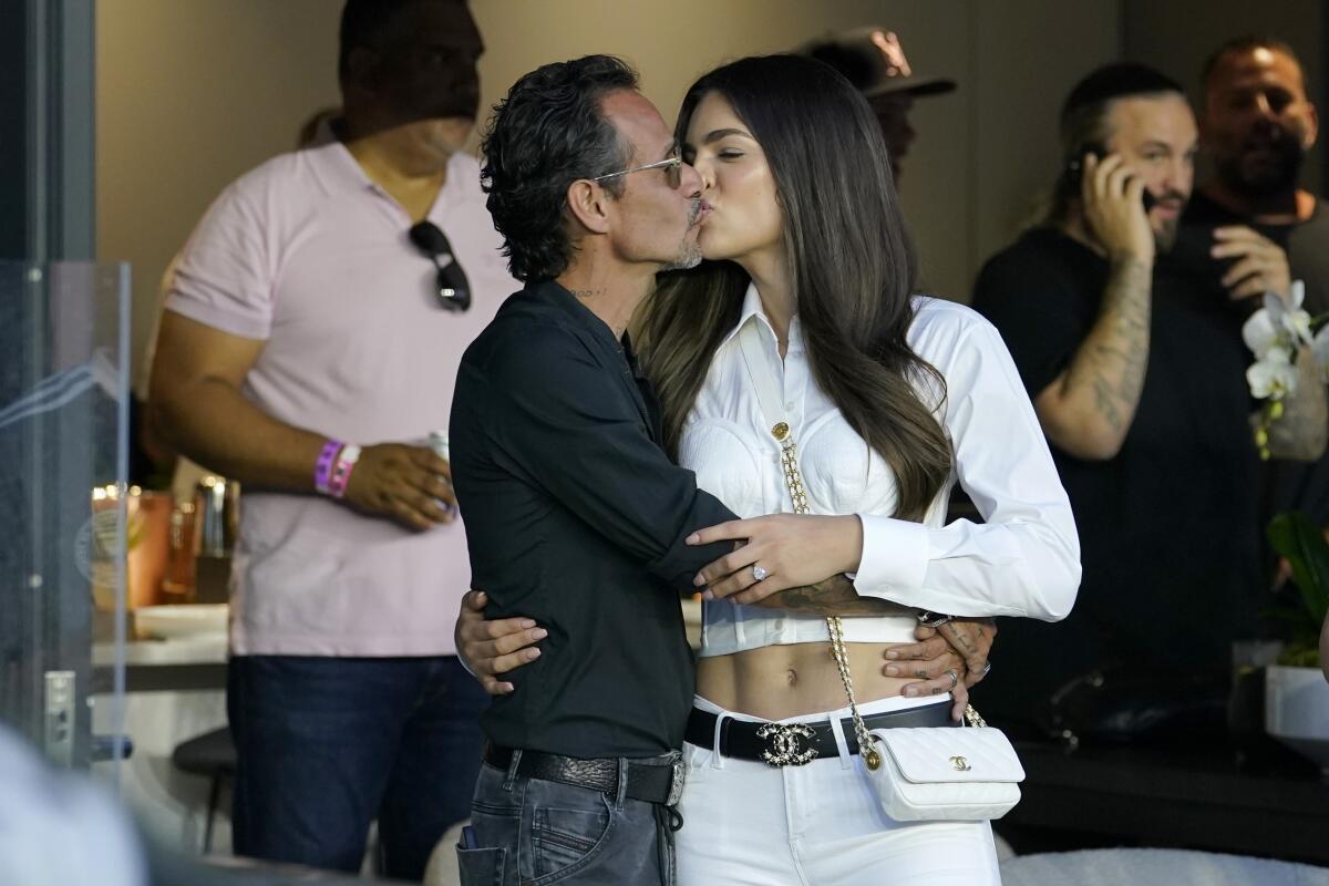 Marc Anthony y Nadia Ferreira mostrando su amor durante un juego de futbol de la MLS 