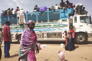 En esta imagen de archivo, varias personas abandonan la capital de Sudán, Jartum, a bordo de un camión, en Sudán, el 19 de junio de 2023. (AP Foto, archivo)