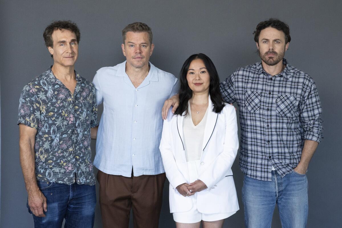 De izquierda a derecha el director Doug Liman y los actores Matt Damon, Hong Chau y Casey Affleck 
