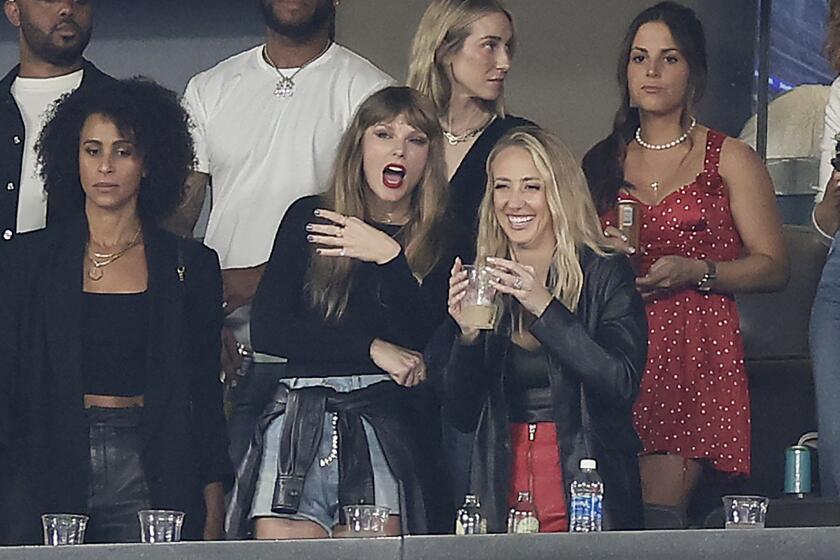 Taylor Swift, segunda desde la izquierda, y Brittany Mahomes, con un vaso en las manos, observan una jugada entre los Jets de Nueva York y los Chiefs de Kansas City durante el segundo cuarto del juego de la NFL, el domingo 1 de octubre de 2023, en East Rutherford, Nueva Jersey. (AP Foto/Adam Hunger)