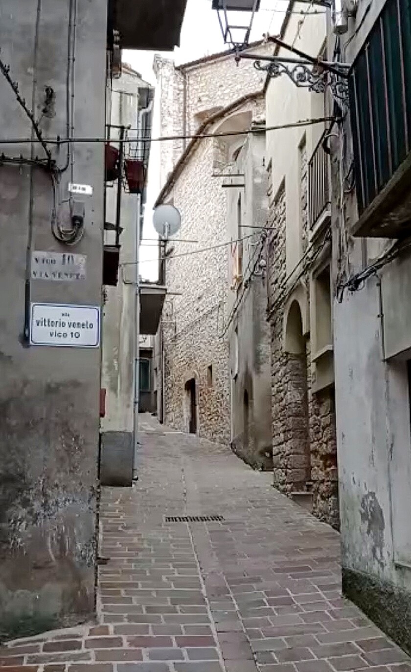 Rue étroite dans la vieille ville italienne