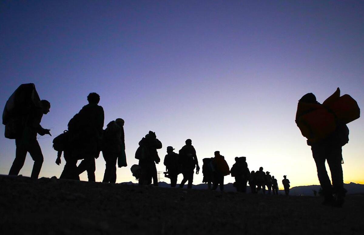 Un grupo de migrantes en Mexicali, México.