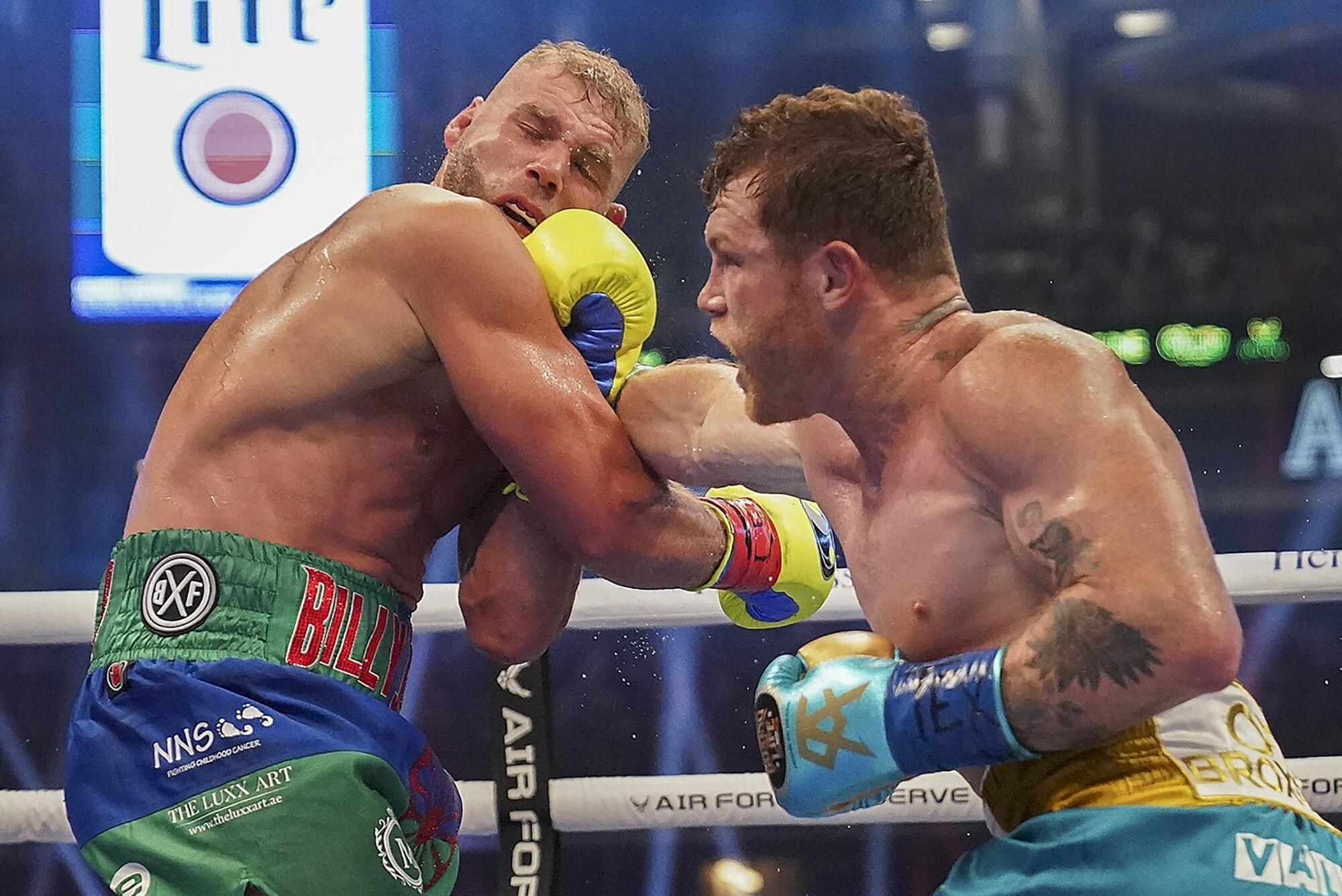 Canelo Álvarez, right, lands a punch on Billy Joe Saunders