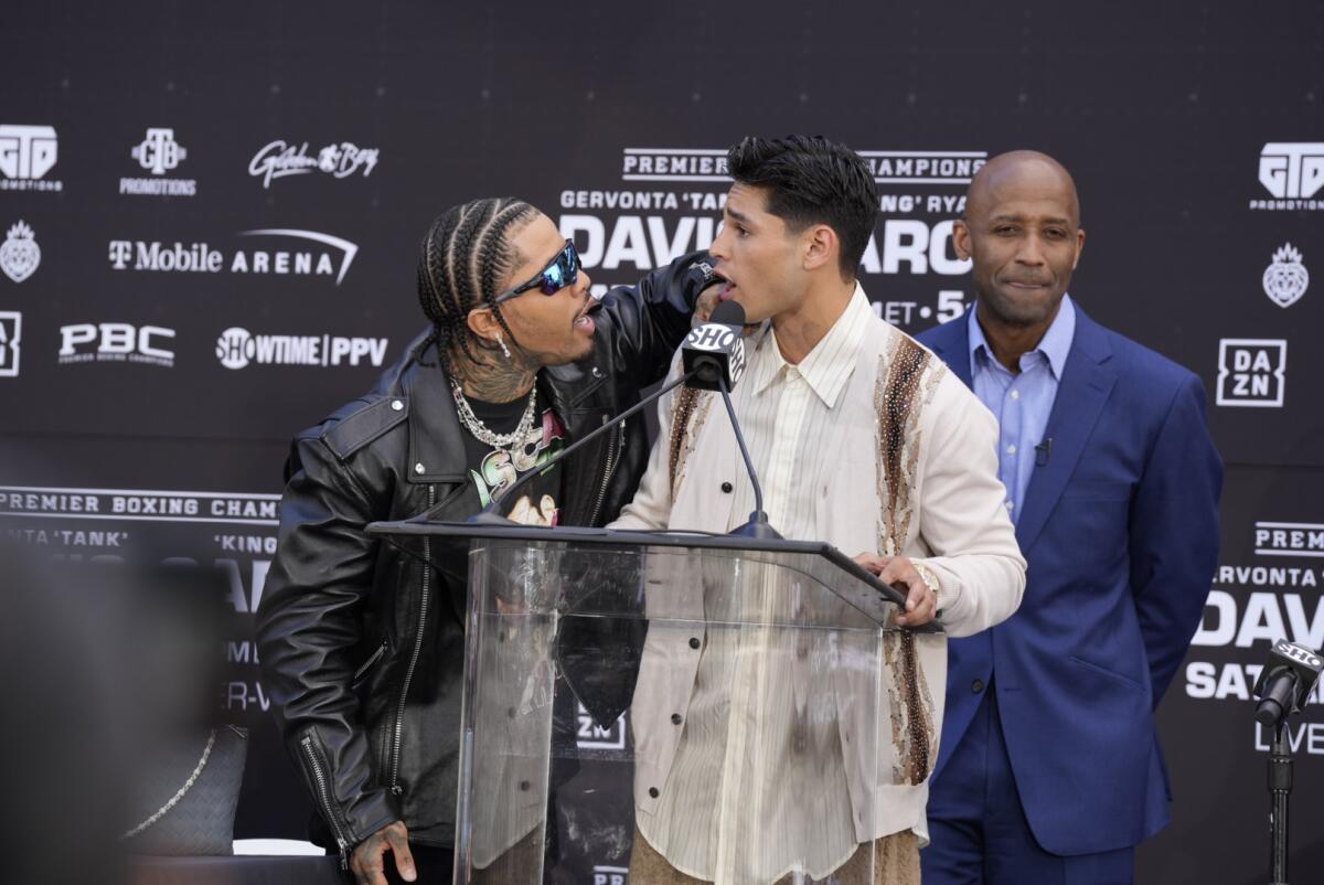 Gervonta Davis (izq.) intercambia palabras con Ryan García la tarde del jueves en Beverly Hills, CA.