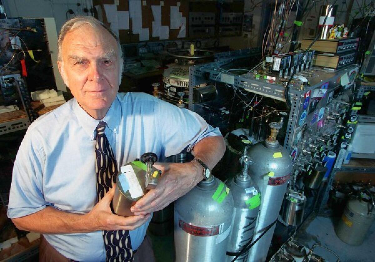 El profesor de UC Irvine F. Sherwood Rowland advirtió al mundo que los químicos hechos por el hombre podrían erosionar la capa de ozono. Su trabajo resultó en un tratado internacional que prohibía los clorofluorocarbonos en 1987. Rowland y otras dos personas compartieron el Premio Nobel de Química en 1995.