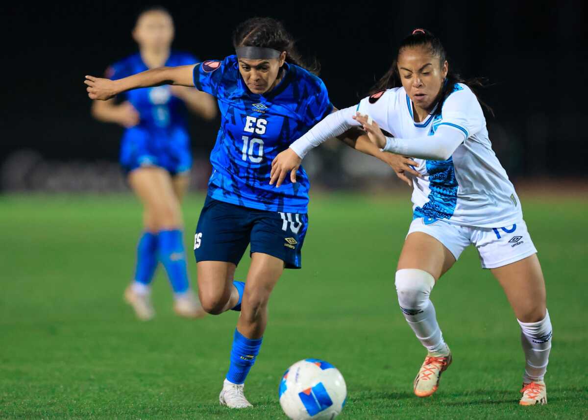 Brenda Cern (izq.) anot en tres ocasiones para El Salvador ante Guatemala en un partido eliminatorio de la Copa Oro femenil 2024.