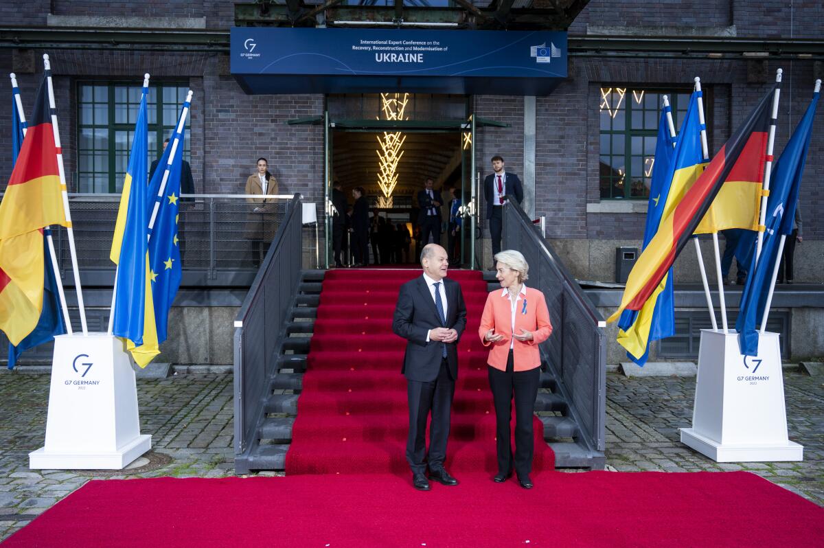 El primer ministro de Alemania, Olaf Scholz (izquierda), y la presidenta de la Comisión Europea, Ursula von 