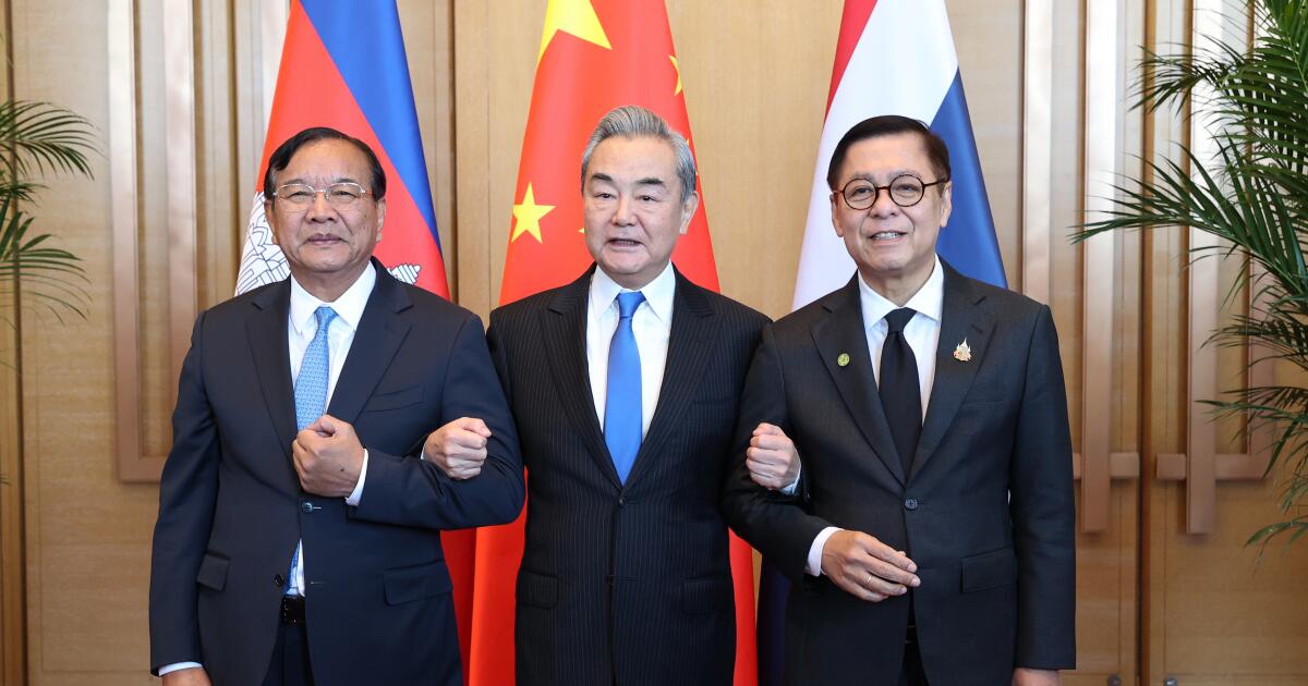 Principais diplomatas da China, Camboja e Tailândia reúnem-se enquanto Pequim procura um papel mais forte no conflito Principais diplomatas da China, Camboja e Tailândia reúnem-se enquanto Pequim procura um papel mais forte no conflito