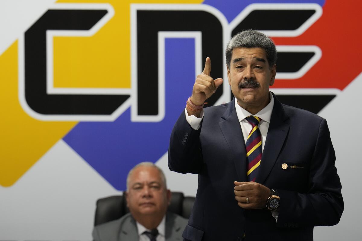 El presidente venezolano Nicolás Maduro habla después de firmar un acuerdo 