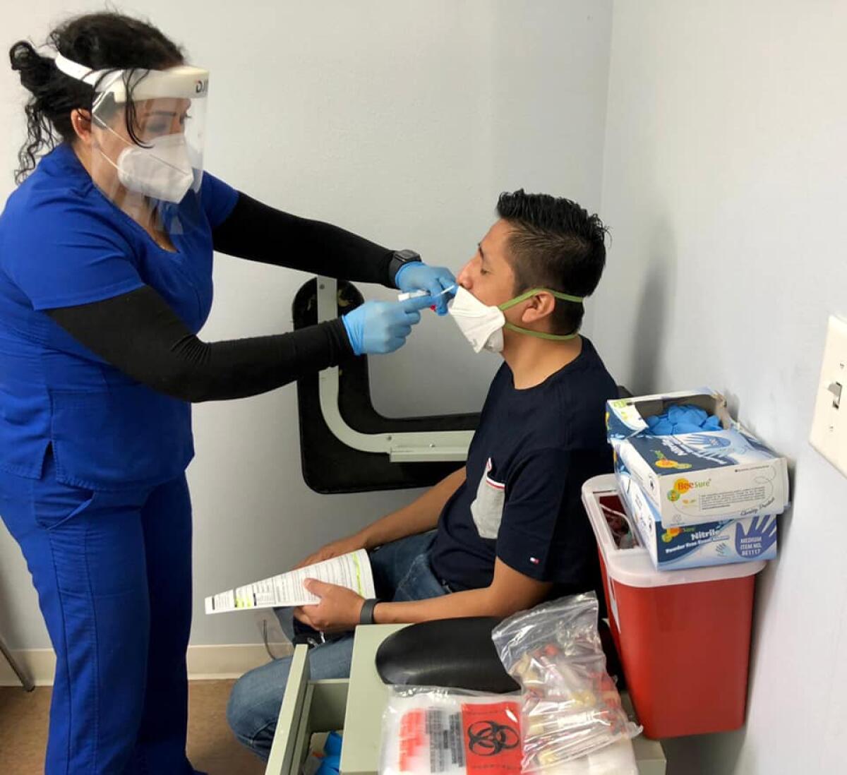 Un usuario recibe atención médica en las instalaciones del consulado guatemalteco en Los Ángeles.