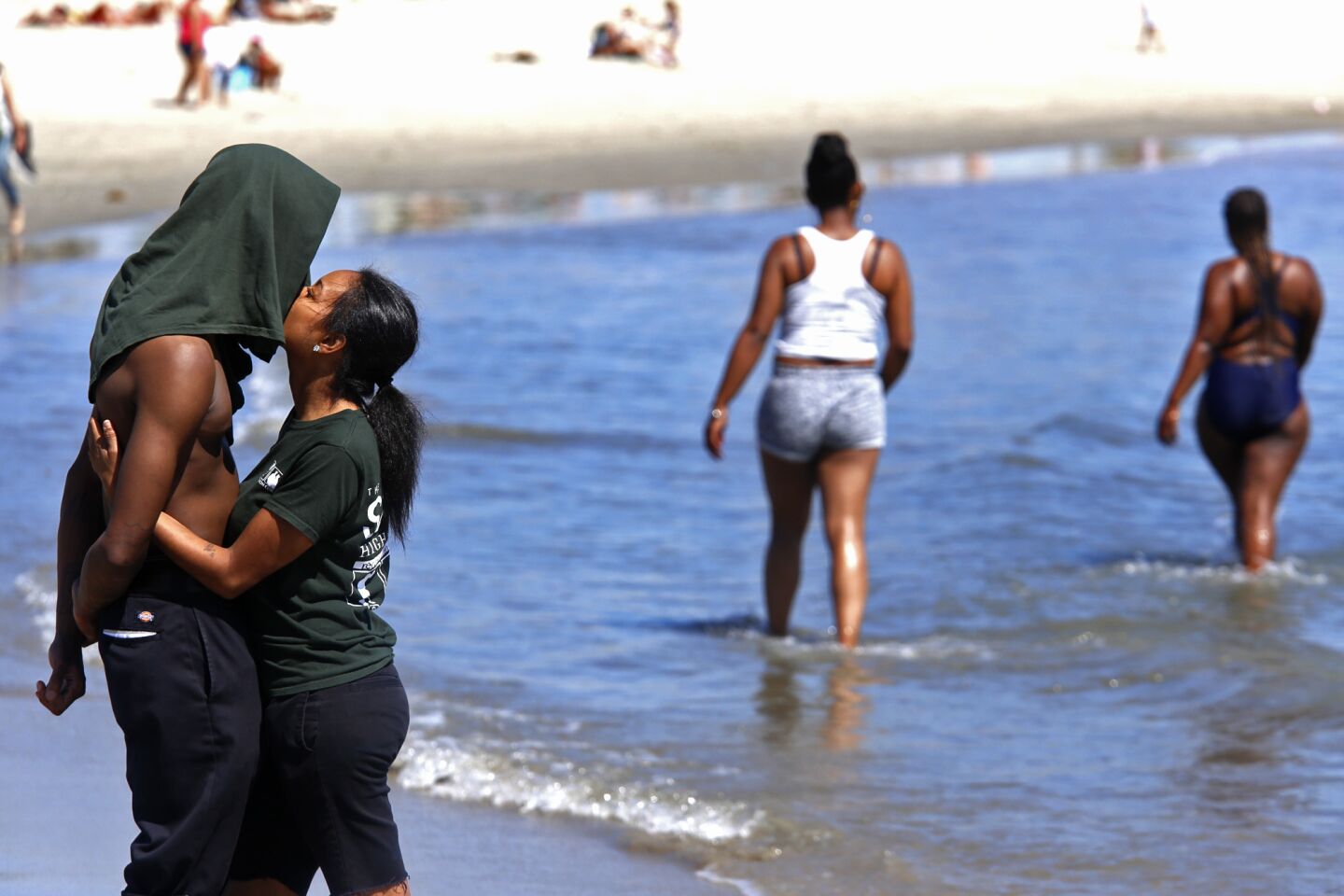 Laquisia Johnson, 21, gives her boyfriend David Flowers, 21, a kiss while the pair cool off at Venice Beach.