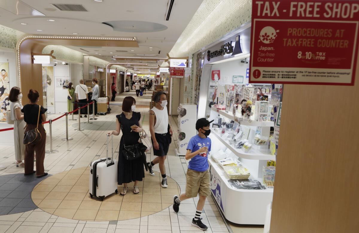 Compradores caminan por una tienda de un centro comercial, el 17 de agosto de 2020, en Tokio.