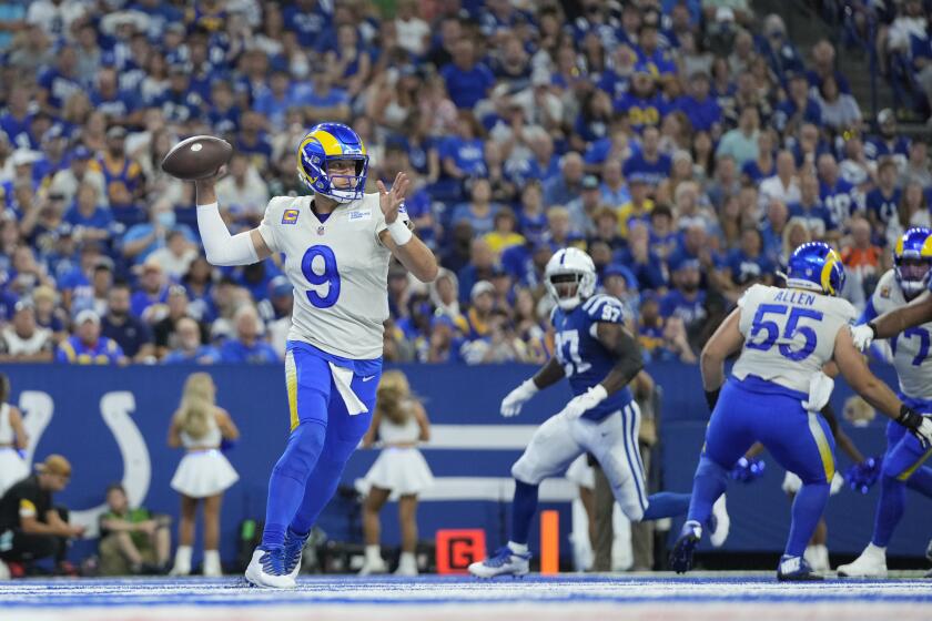El quarterback Matthew Stafford (9) de los Rams de Los Ángeles lanza un pase ante los Colts de Indianápolis, el domingo 19 de septiembre de 2021. (AP Foto/AJ Mast)