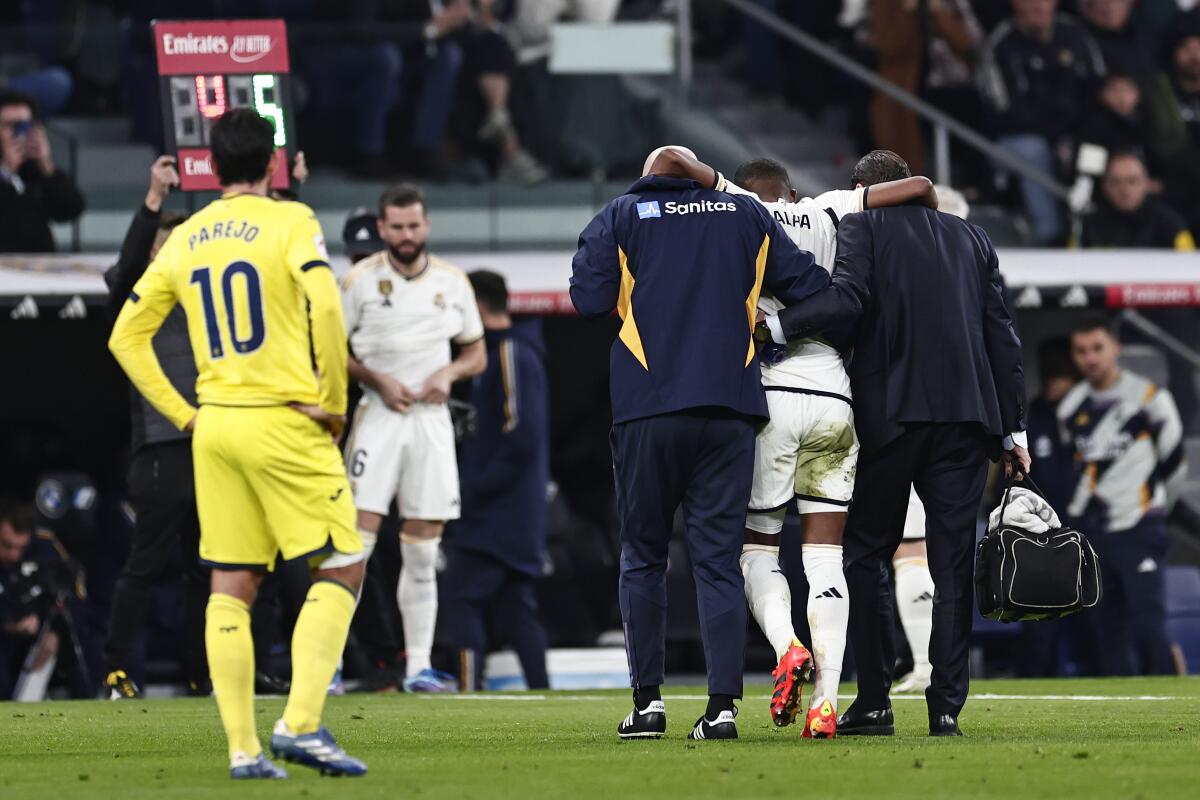 David Alaba, del Real Madrid, es asistido por el cuerpo médico del equipo 