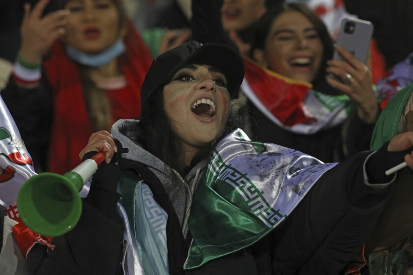 Una aficionada iraní celebra al término de la victoria de su selección por 1-0 ante Iraq 