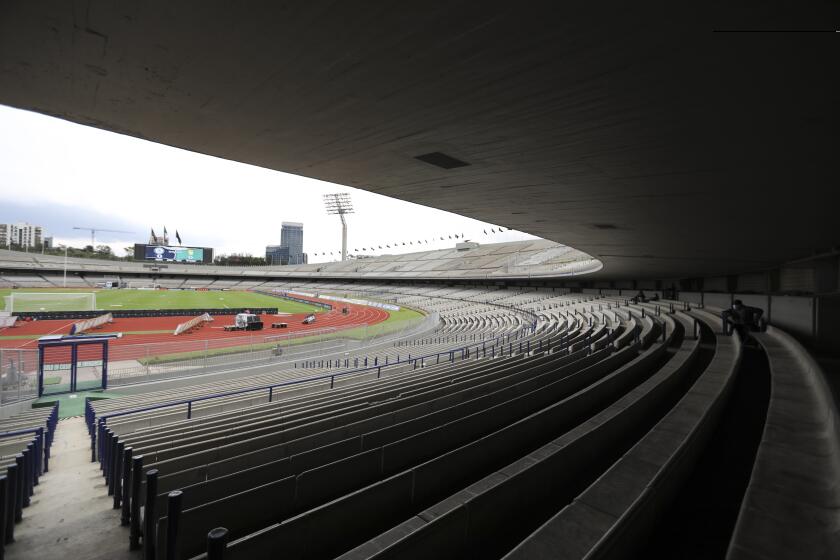 Las gradas vacías del Estadio Olímpico Universitario de la Ciudad de México previo al partido entre Cruz Azul y León por el torneo Apertura de México, el sábado 8 de agosto de 2020. El partido se jugó sin público por la pandemia de coronavirus. (AP Foto/Eduardo Verdugo)