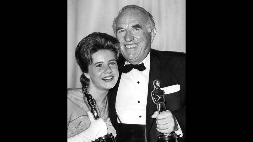 Patty Duke og Ed Begley gratulerer hverandre med Å vinne Oscar for beste kvinnelige birolle og skuespiller den 9.April 1963. Den 16 år gamle Hertugen ble hedret for sin opptreden i "The Miracle Worker.""The Miracle Worker."