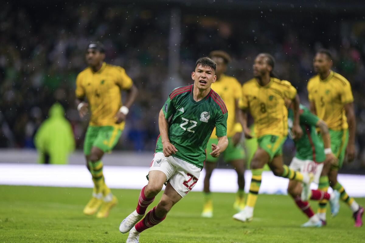 El mexicano Hirving Lozano celebra el segundo gol de la selección mexicana 
