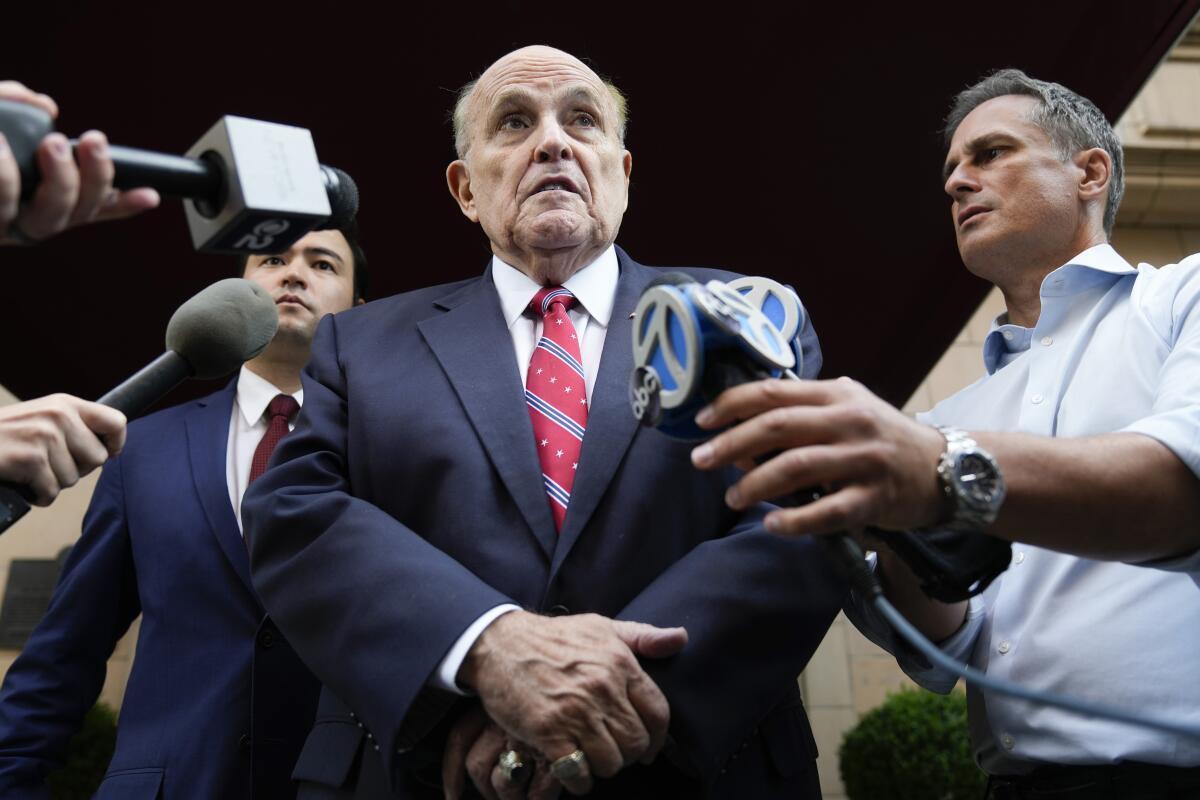 ARCHIVO - El exalcalde de Nueva York, Rudy Giuliani, habla con la prensa al salir de su residencia 