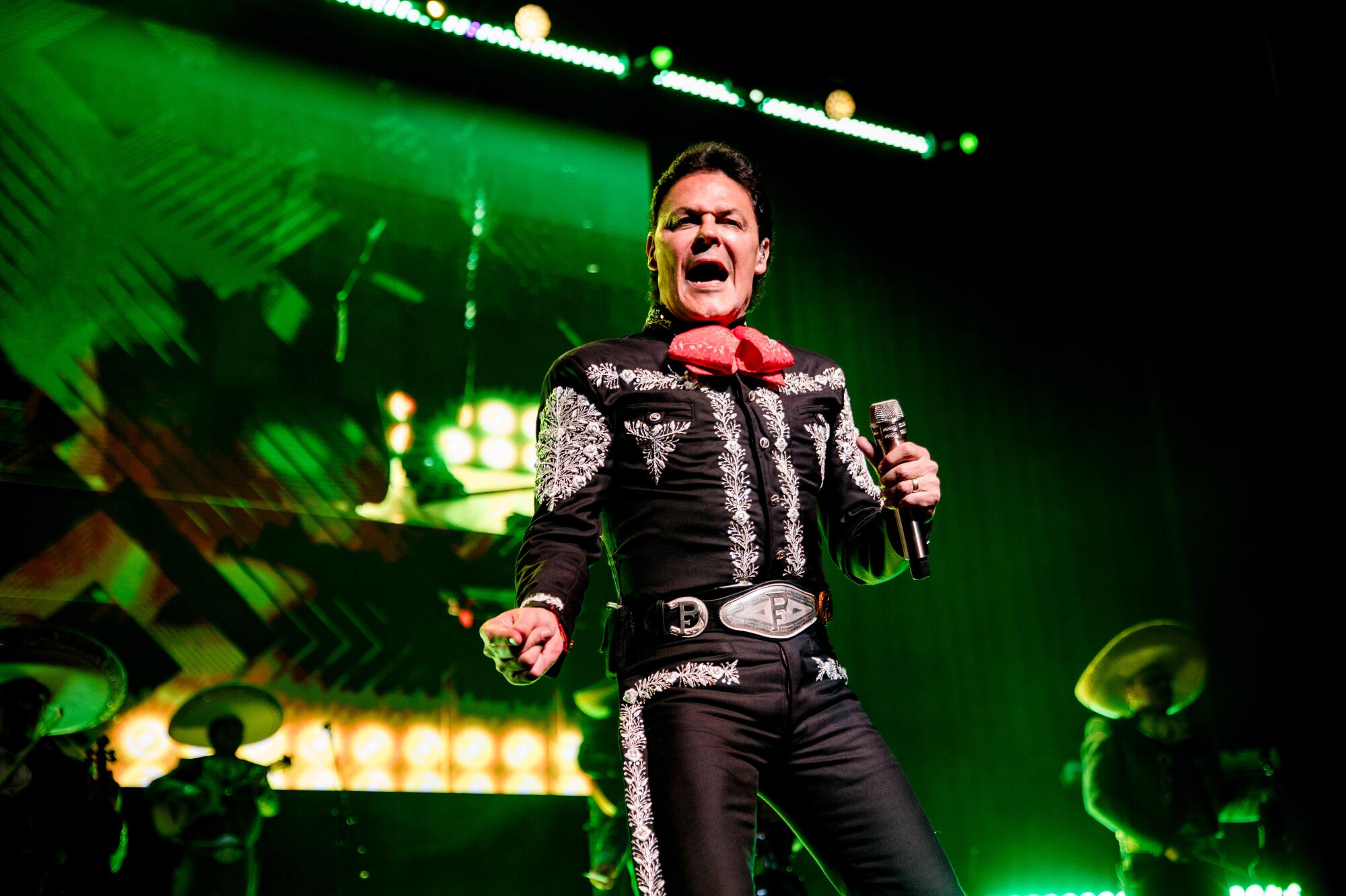 Pedro Fernández vivió con gran éxito su concierto 'Te doy la vida' en el escenario del YouTube Theater - Los Angeles Times