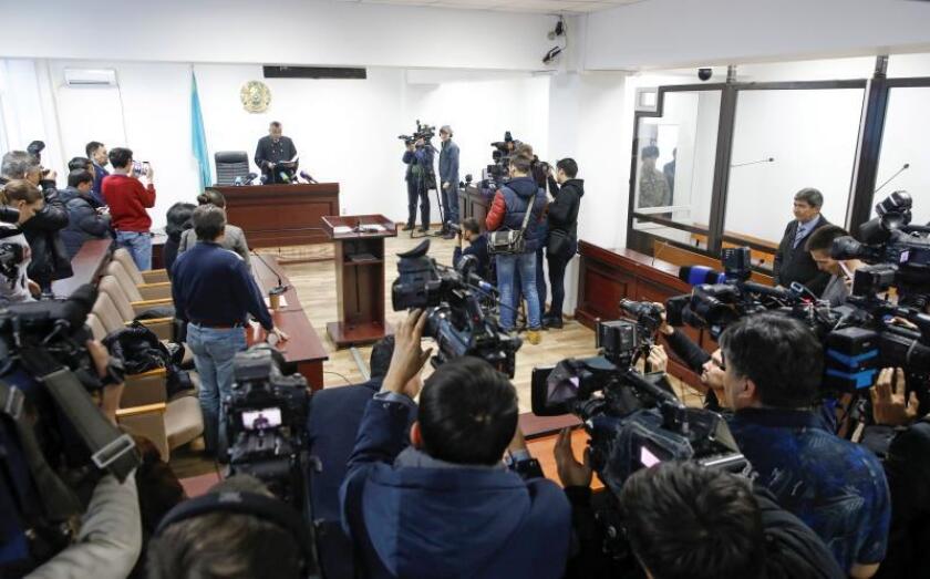El juez de la Sala penal del juzgado de Almaty, Kenshilik Abdeldinov, anuncia la sentencia a los responsables de la muerte del patinador olímpico Denis Ten en el juicio celebrado este jueves en Almaty (Kazajistán). EFE