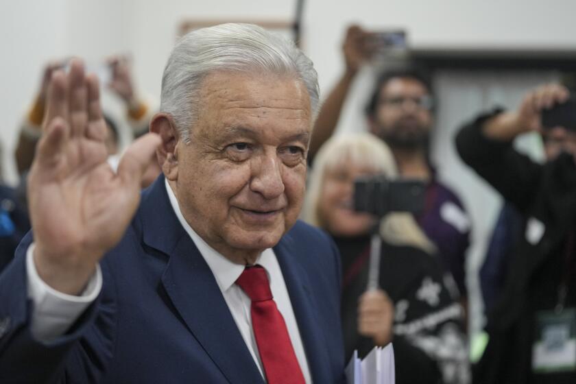 El presidente mexicano, Andrés Manuel López Obrador, saluda a la prensa después de reunirse con el gabinete de seguridad en la Plaza Nacional en la Ciudad de México, el viernes 2 de agosto de 2024. (Foto AP/Fernando Llano)