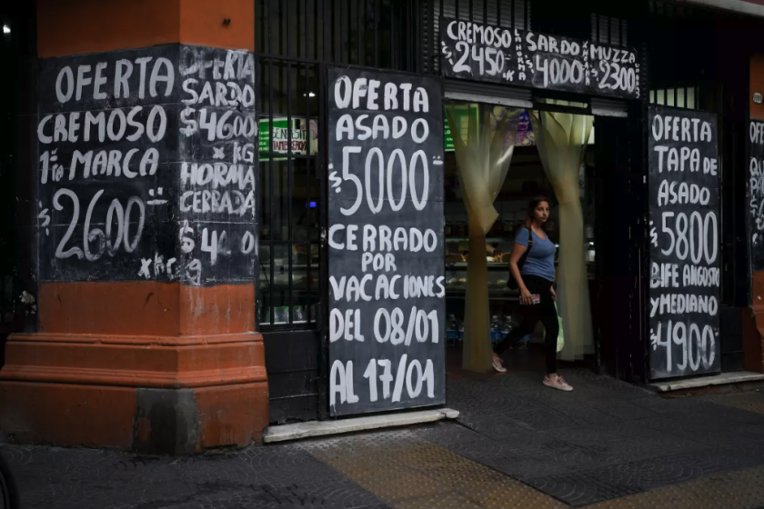 Una mujer sale de un mercado en Buenos Aires, 