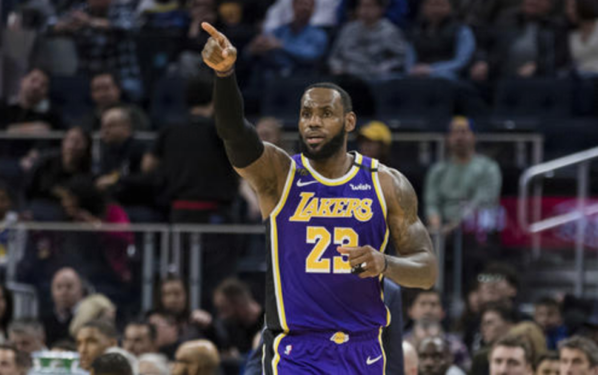 El delantero de los Lakers de Los Ángeles, LeBron James (23), hace un gesto en la segunda mitad de un partido de baloncesto de la NBA contra los Golden State Warriors en San Francisco el sábado 8 de febrero de 2020. Los Lakers ganaron 125-120. (AP Photo/John Hefti)