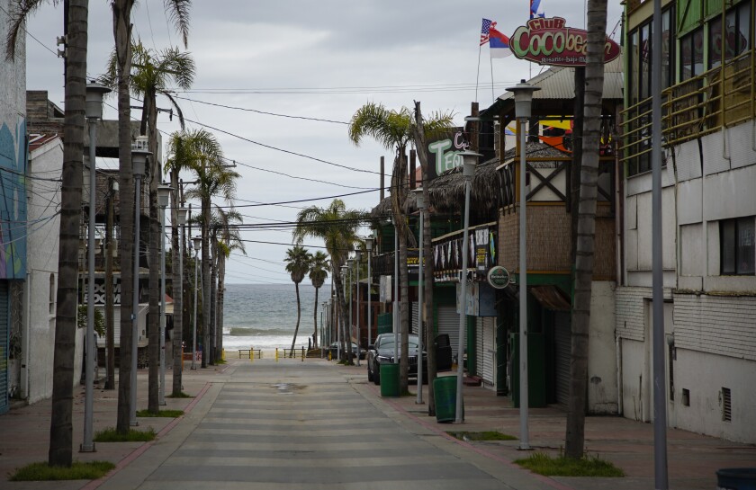 La plage de Rosarito a été fermée en raison du coronavirus. La ville a vu peu ou pas de touristes dans la région.