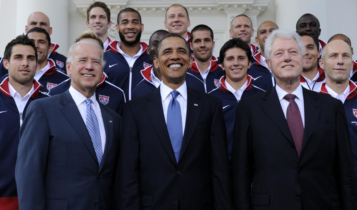 ARCHIVO - El presidente Barack Obama, flanqueado por el vicepresidente Joe Biden, izquierda, y el expresidente Bill Clinton, derecha, posan para una fotografía con la selección estadounidense de fútbol el 27 de mayo de 2010, en la Casa Blanca en Washington. (AP Foto/Susan Walsh, archivo)