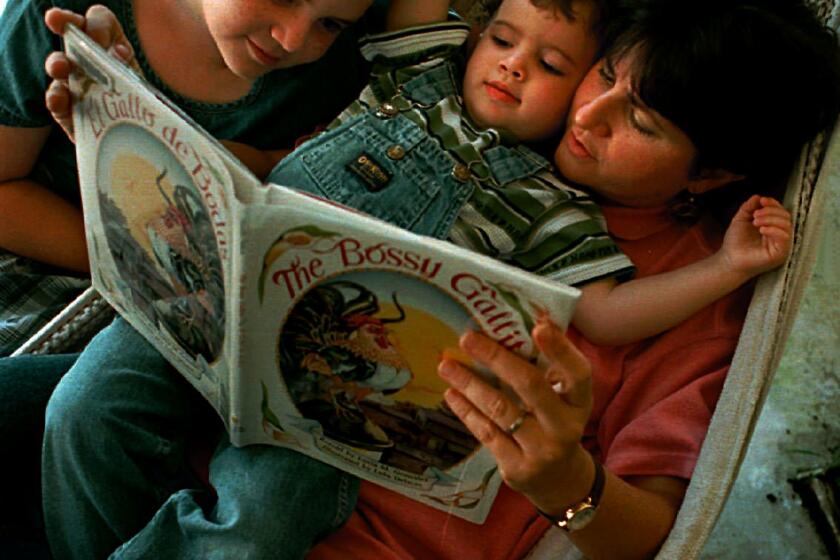 Lucía González lee su libro, el "Bossy Gallito" a sus hijos Annie, de 10 años, y José, de 3, en la hamaca en el patio trasero de su casa en Miami, Florida.