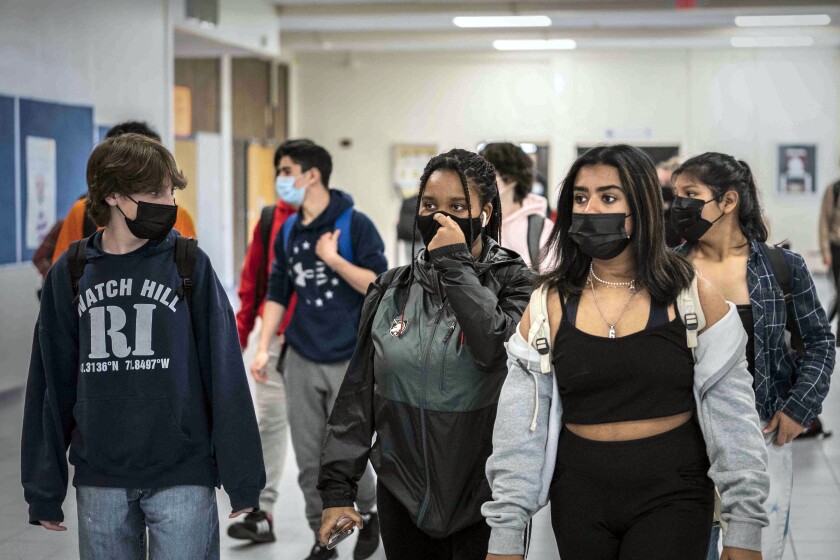 ARCHIVO - Estudiantes de la escuela secundaria White Plains, en Nueva York, caminan en las instalaciones el 22 de abril de 2021. (AP Foto/Mark Lennihan, Archivo)