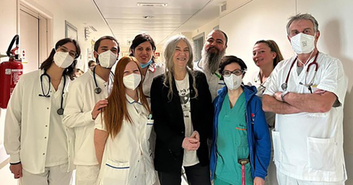 Patti Smith è in “buona salute” dopo essere stata ricoverata in ospedale in Italia