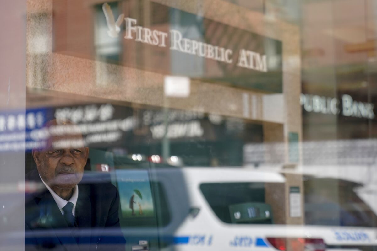 Archivo - Un guardia de seguridad es visto dentro de una sucursal del First Republic Bank 