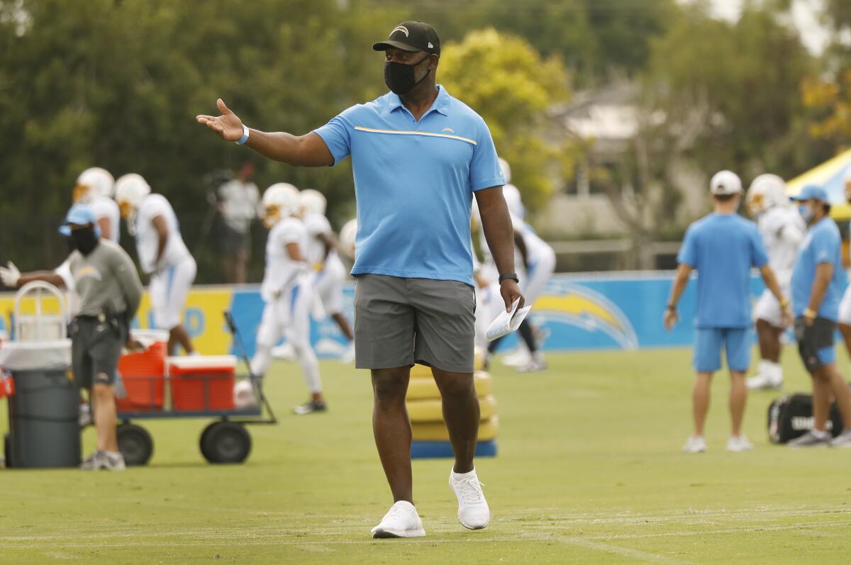  Anthony Lynn, center, works with players on the Chargers.