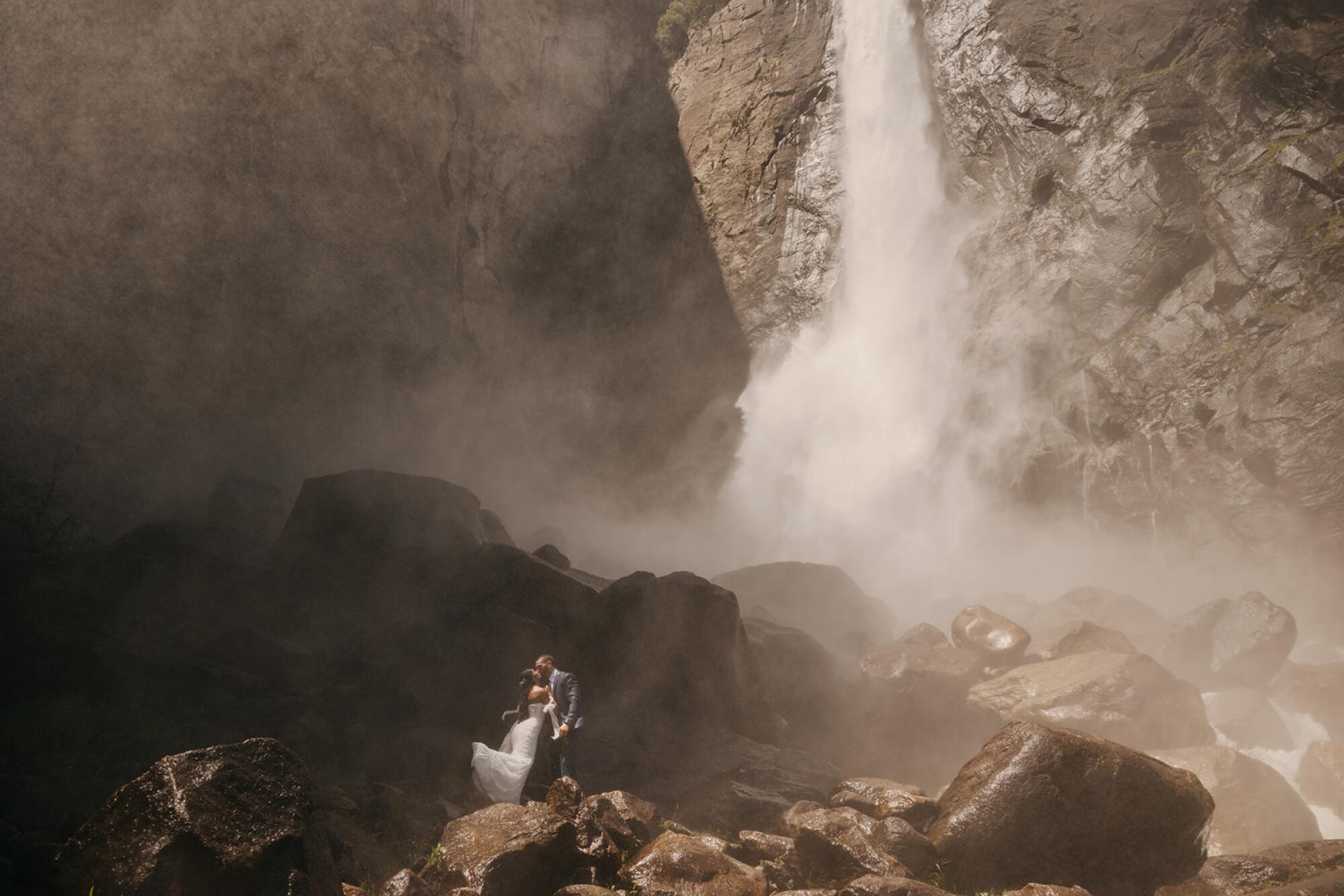 Traci Edwards captured an elopement at Yosemite National Park.
