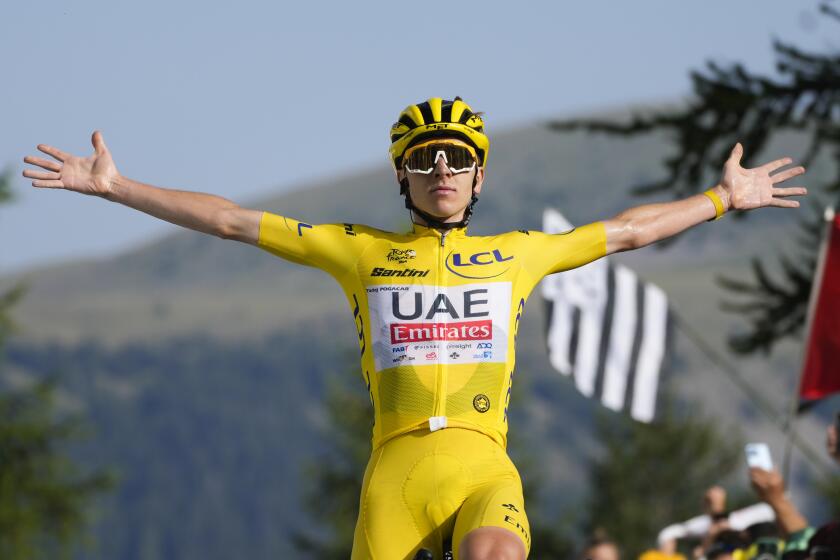 El esloveno Tadej Pogacar, portando el maillot amarillo, cruza la meta al ganar la 20ma etapa del Tour de Francia, su quinta en esta edición entre Niza y La Couillole el sábado 20 de julio del 2024. (AP Foto/Jerome Delay)