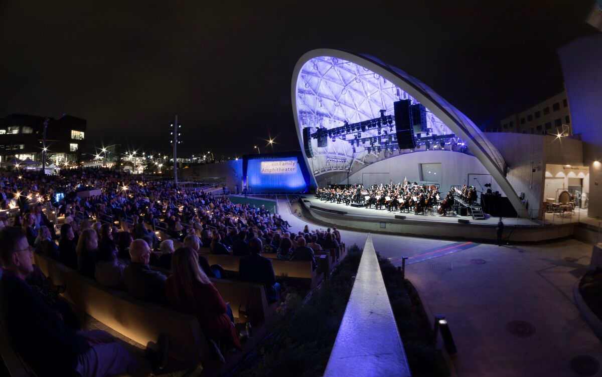 La Sinfónica de San Diego se presenta en el nuevo anfiteatro de la familia Epstein de UCSD. 