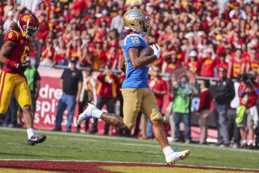 Los Angeles, CA - November 20: UCLA running back Kazmeir Allen runs in a touchdown.