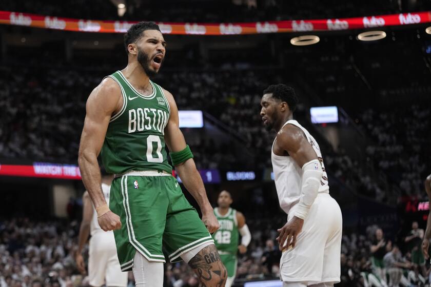 Jayson Tatum, alero de los Celtics de Boston, festeja frente a Donovan Mitchell, de los Cavaliers de Cleveland, durante el partido de playoffs realizado el sábado 11 de mayo de 2024 (AP Foto/Sue Ogrocki)