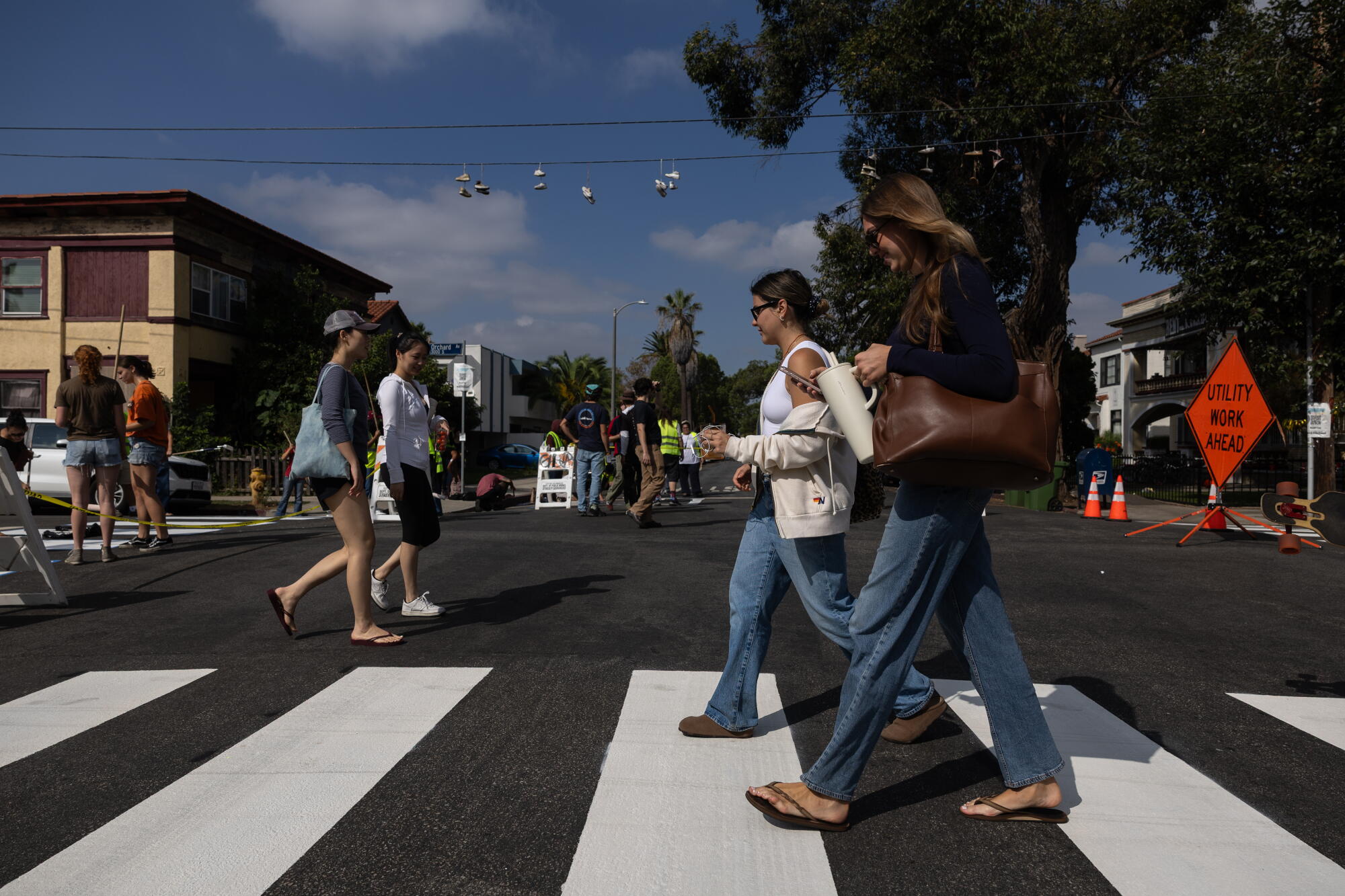 Pedestrians locomotion connected 1 of the 4 caller crosswalks adjacent USC.