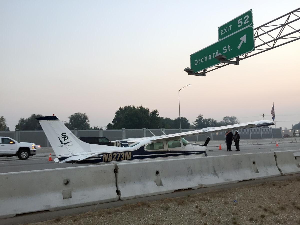 Un pequeño avión aterrizó de emergencia en la Interestatal 84 en Boise, Idaho, el martes 13 de octubre de 2015. Dos agencias de orden público informaron que el pequeño avión aterrizó alrededor de las siete de la mañana en los carriles con dirección al este y que no hubo reportes de inmediato de lesiones ni vehículos involucrados.