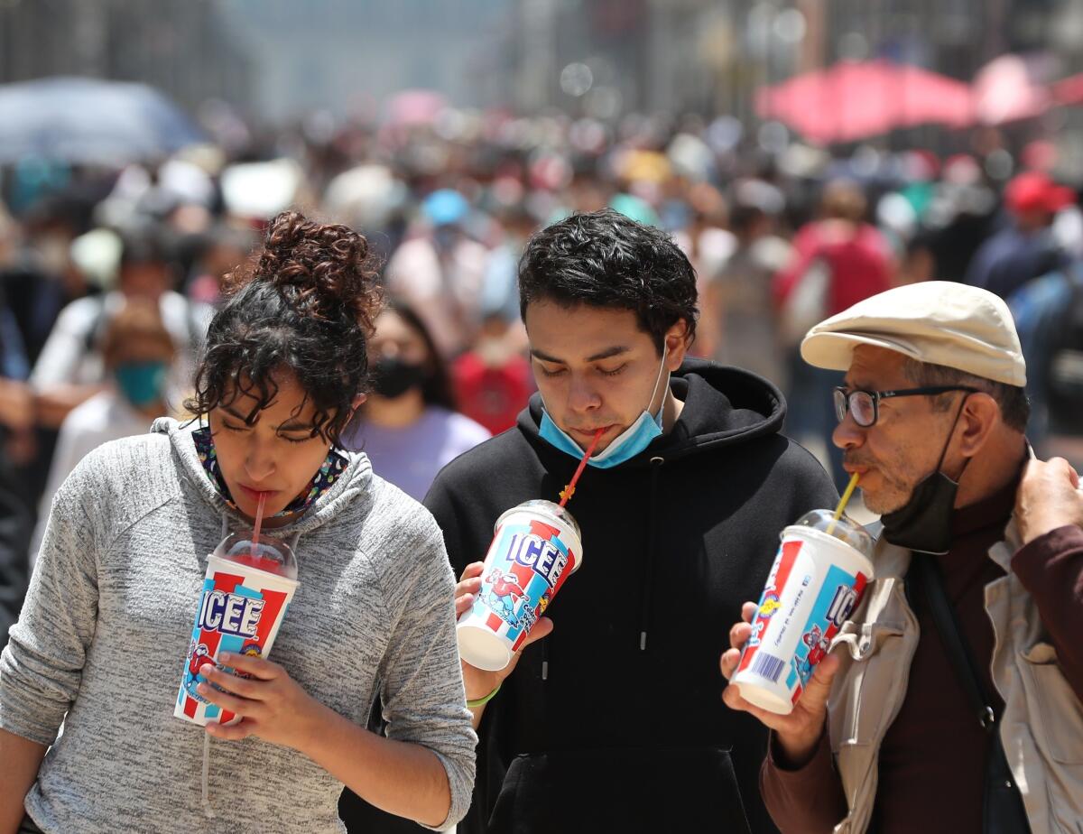 La ciudad de México pasa a riesgo alto por aumento de contagios en jóvenes