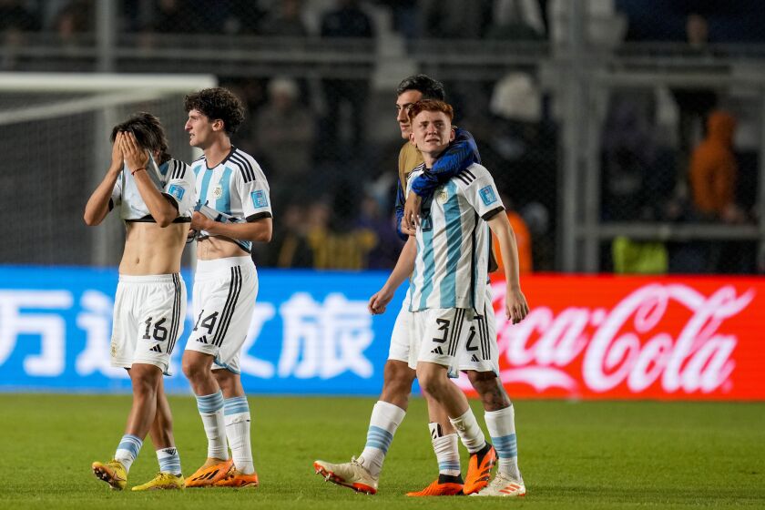 Los jugadores de Argentina reaccionan tras la derrota 2-0 ante Nigeria en los octavos de final del Mundial Sub20 en el estadio Bicentenario de San Juan, Argentina, miércoles 31 mayo, 2023. (AP Foto/Ricardo Mazalan)