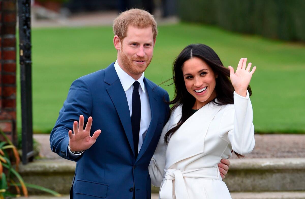 En esta foto del 27 de noviembre del 2017, el príncipe Enrique y Meghan Markle posan en el Palacio de Kensington, en Londres, tras anunciar su compromiso de bodas. La pareja se casará el 19 de mayo. (Eddie Mulholland/Pool vía AP)