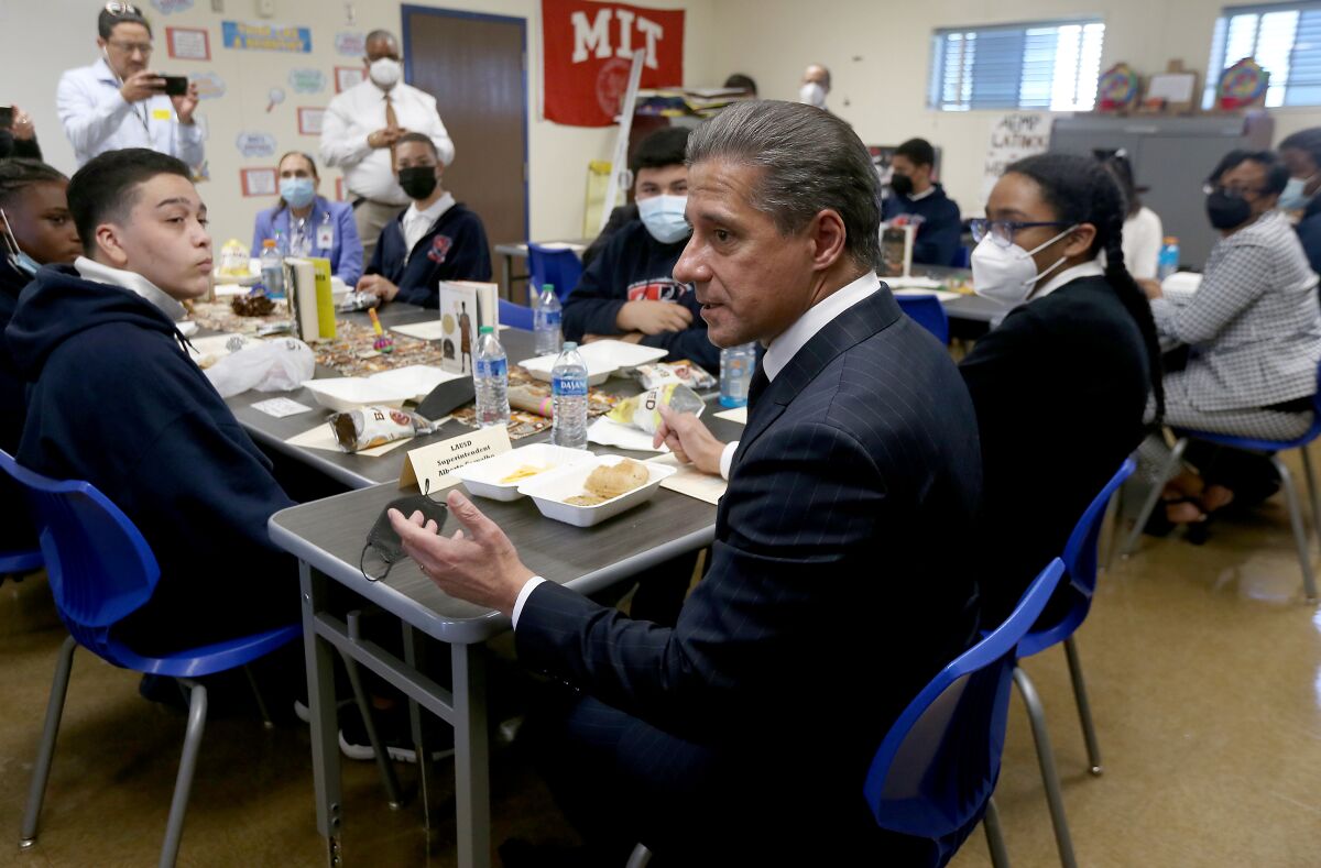 Alberto Carvalho talks with students over lunch in a classroom 